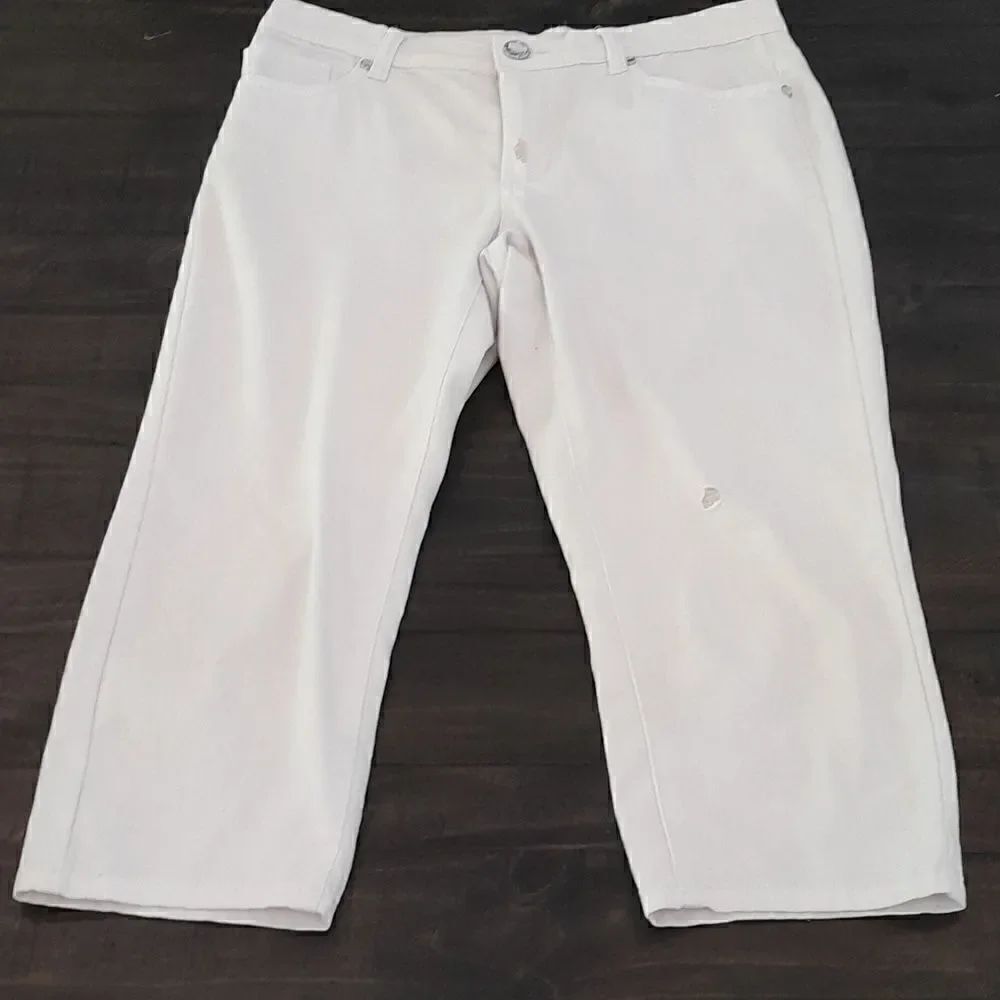 Venus distressed capri jeans and white good condition size 8